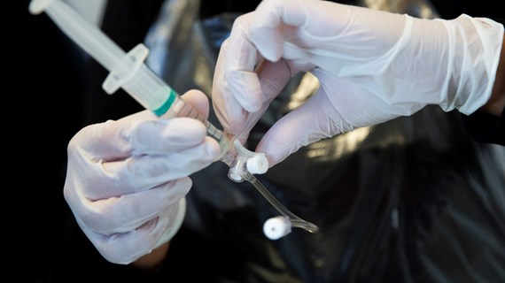 Student på sjuksköterskeutbildningen förbereder nål.