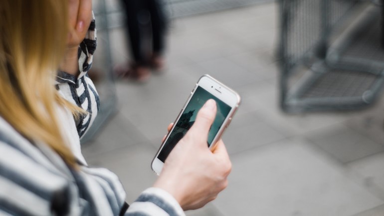 Person med mobiltelefon