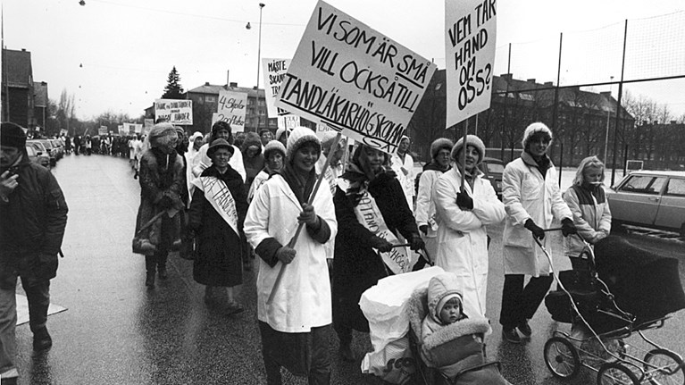 Demonstrationståg mot nedläggningen av tandläkarutbildningen
