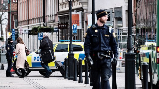 Polis och polisbilar.