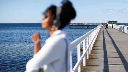 Student med hörlurar på T-bryggan.