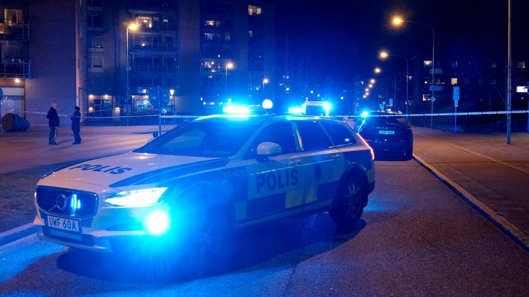 Avspärrning och polisbilar.