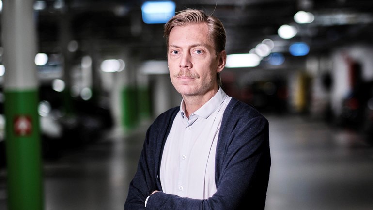 20191121 MalmöMalmö UniversitetMartin GranderforskareMin forskning och undervisning knyter främst an till frågor om stadens utveckling och hur staden hänger – eller inte hänger – ihop, det vill säga den urbana integrationen. Framförallt är jag intresserad av boendet och bostadens betydelse för levnadsvillkor, integration och segregation. Jag har under en längre tid studerat frågan om offentlig bostadsförsörjning och allmännyttans roll på nationell och lokal nivå. Idag är jag är föreståndare för forskningsmiljön Studier i boende och välfärd.Jag disputerade 2018 på en avhandling om den ökande bostadsojämlikheten i städerna – hur och varför denna ojämlikhet uppstår, reproduceras och förstärks, men också hur bostadsojämlikheten motarbetas. Fokus för min doktorsavhandling var de allmännytt