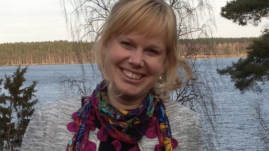 Kvinna vid en sjö