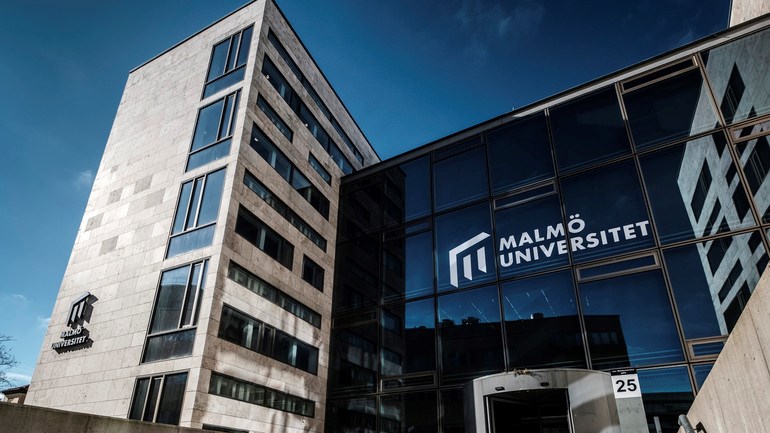Entré till Allmänna sjukhuset, byggnaden för Fakulteten för hälsa och samhälles verksamhet.
