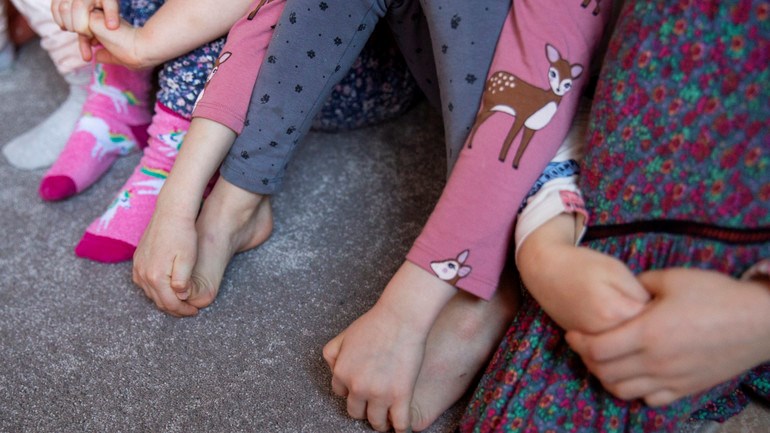 Närbilder på barnfötter.