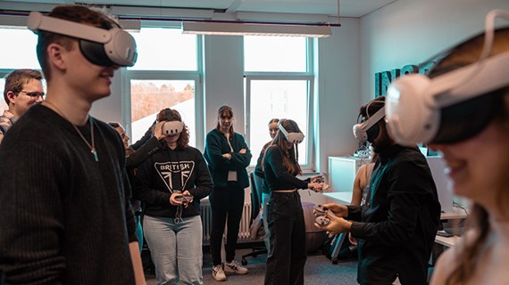 En grupp personer med VR-glasögon