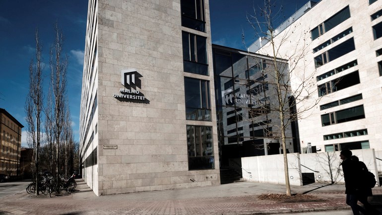 Allmänna sjukhusets fasad med universitetets logga.
