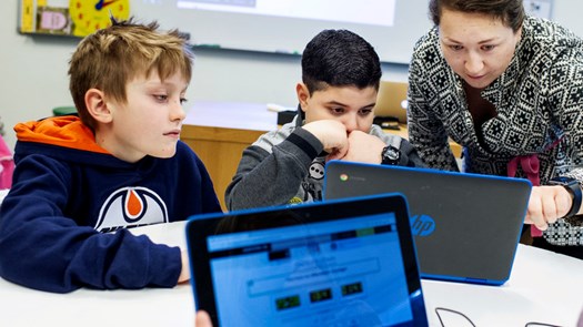 Elever och lärare i klassrum i grundskola.