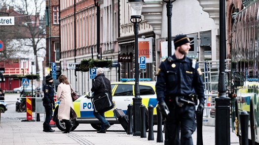 Polis och polisbilar.