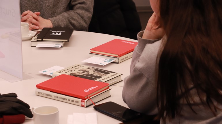 Studenter som läser böcker i bokcirkel