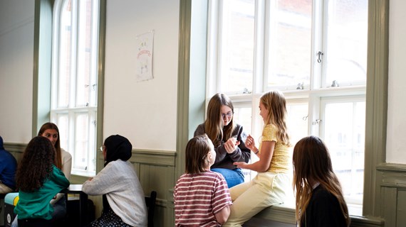 Elever på högstadium har rast.