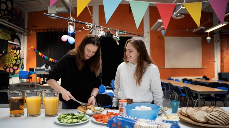 Students eating breakfast at the Student Union.