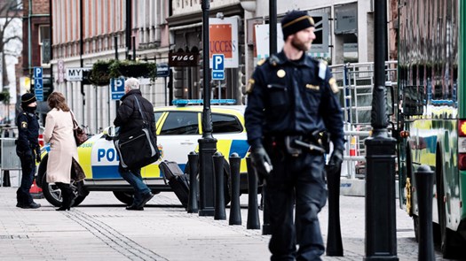 Polis och polisbilar.