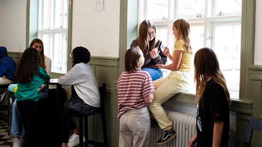 Elever på högstadium har rast.