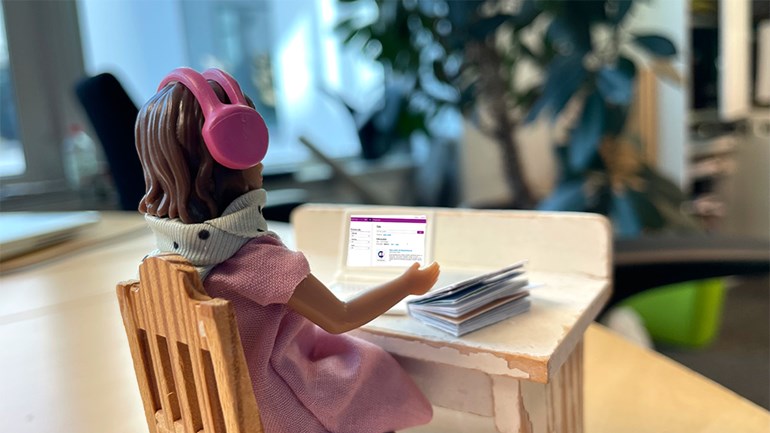 Student som sitter och pluggar med hörlurar
