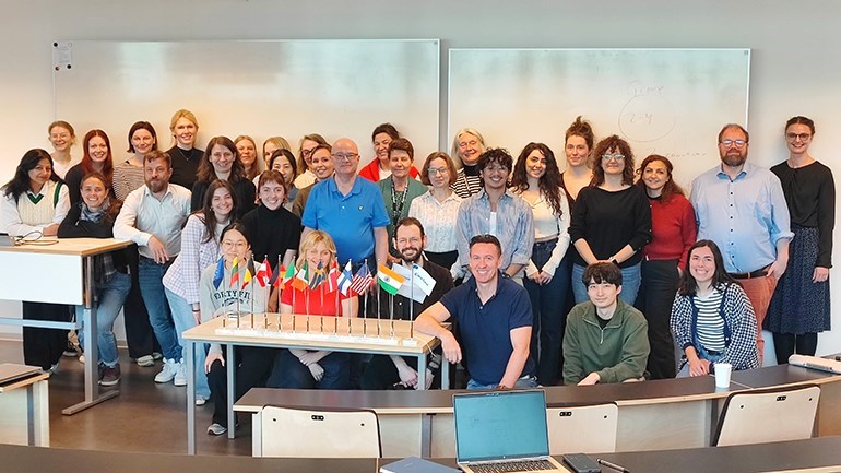 Associate Professor Jonas Christensen (centre) with 30 course participants.