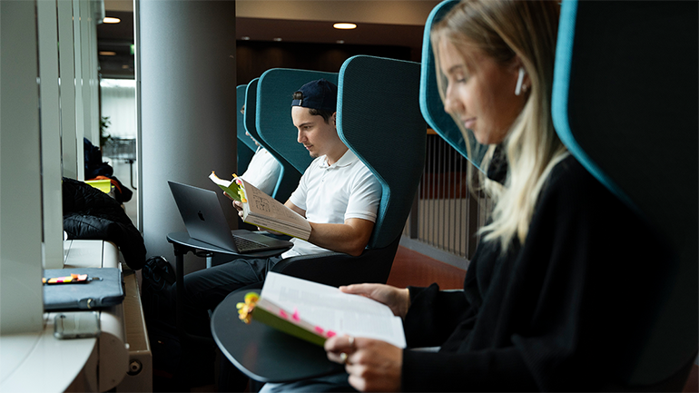 Studenter som läser