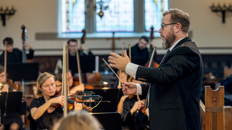 Dirigent Daniel Hansson samt violinister